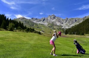 Jouer au golf en montagne dans les Alpes | X-Plorers